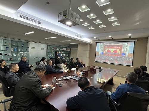 华体平台 各级干部职工收看党的二十大开幕会